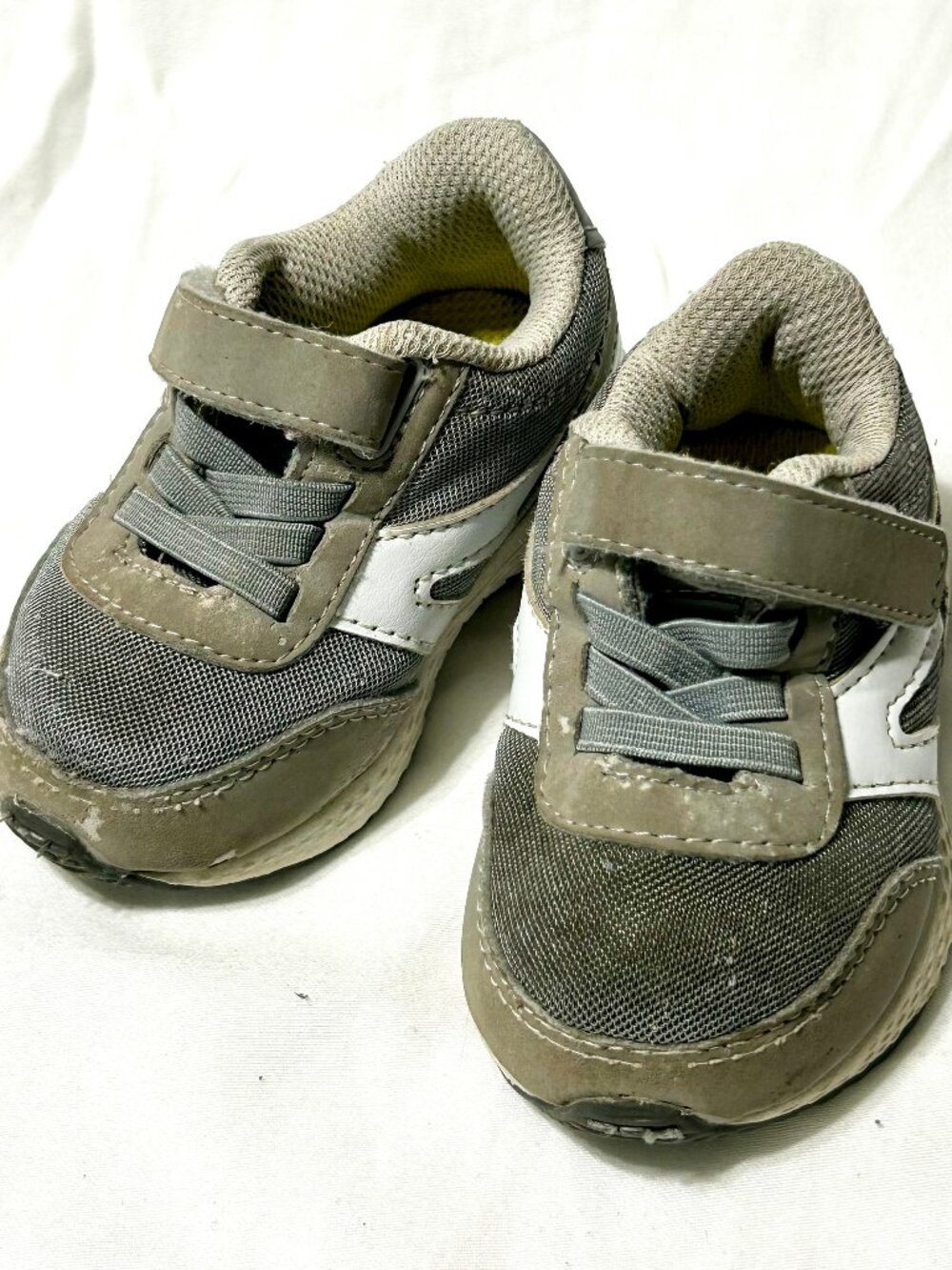 Size 4 Cat & Jack Toddler Kids Gray & White Sneakers Tennis Shoes Slip On Velcro